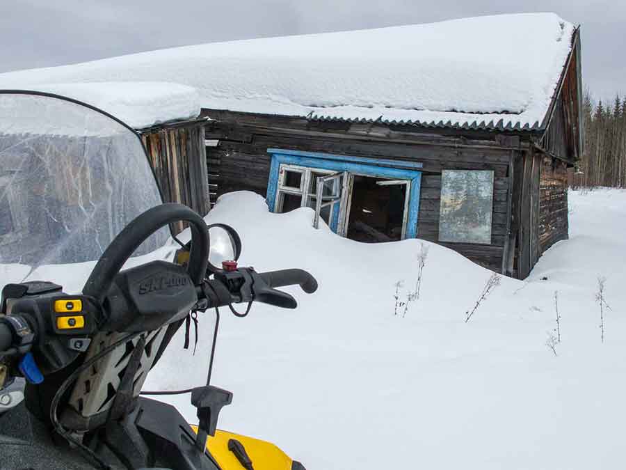 Abandoned log homes Oslyanka Mountain Russia